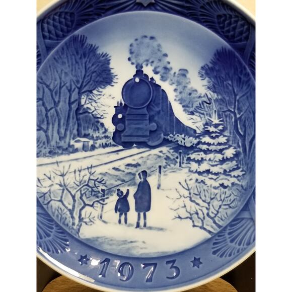 Royal Copenhagen Going Home for Christmas 1973 Plate Porcelain Denmark Vintage - Picture 2 of 12